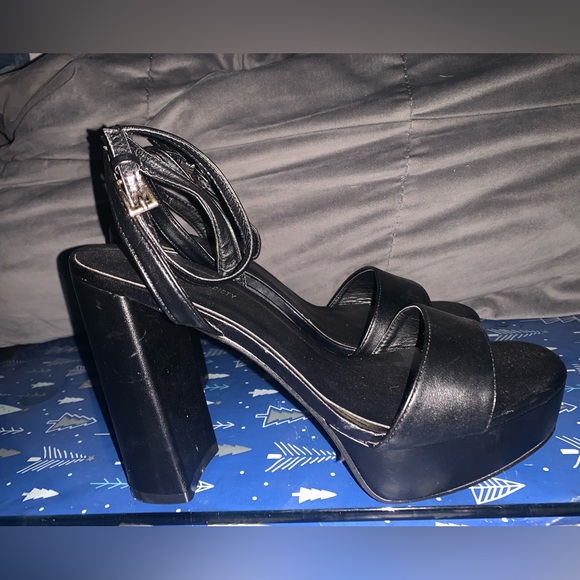 Black heels - Picture 2 of 2